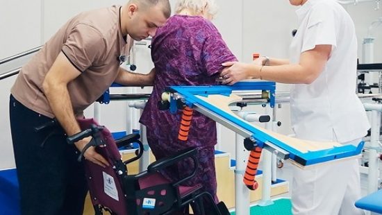 Реабилитолог оценивает состояние пациента